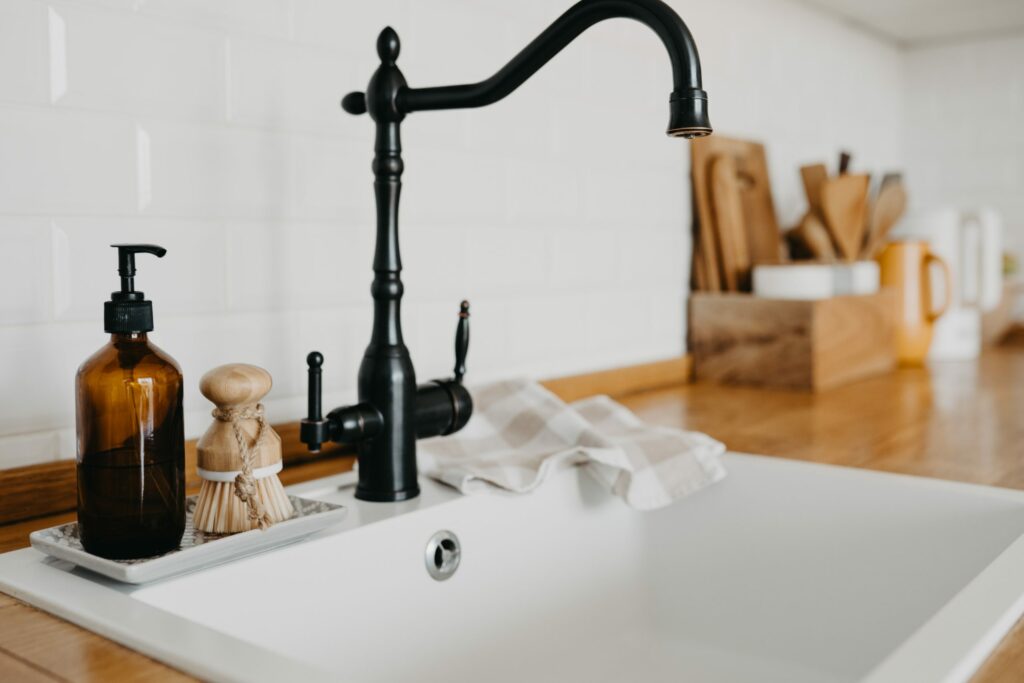 évier-cuisine-robinet-noir