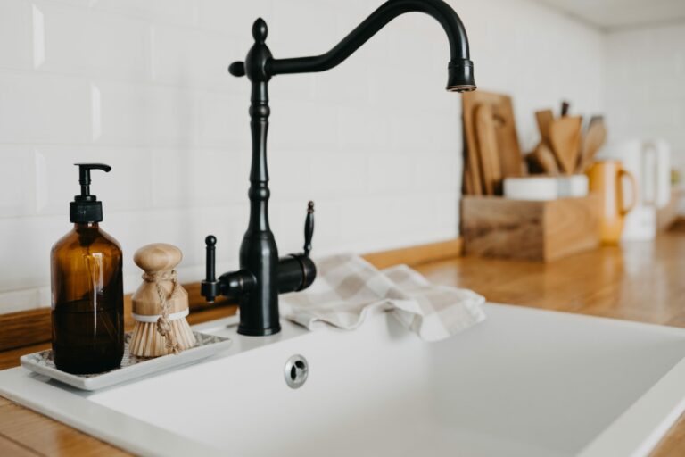 évier-cuisine-robinet-noir