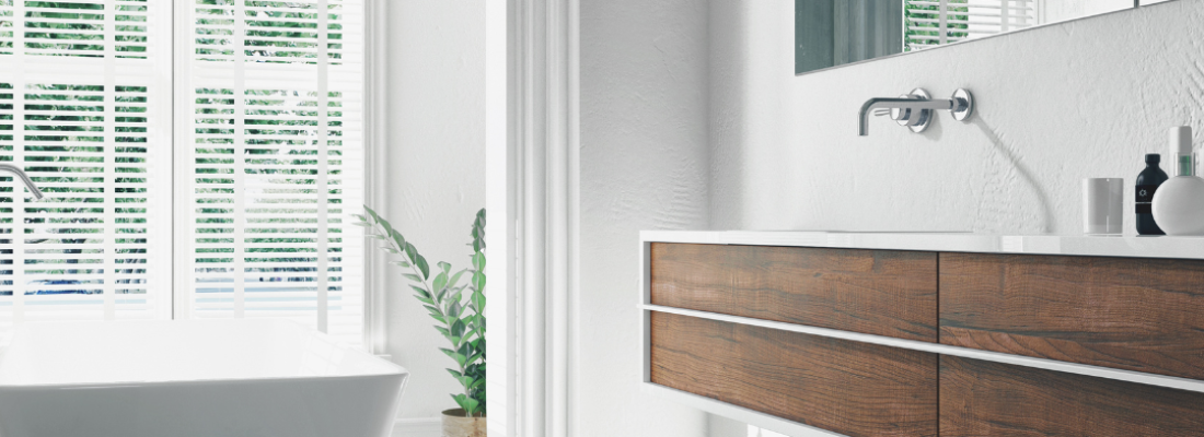 salle-de-bain-blanche-bain-sur-pied