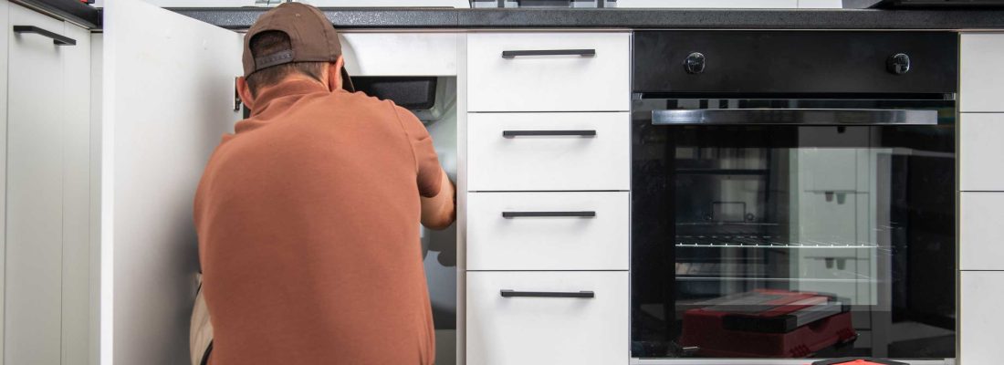 dommage-plomberie-plombier-en-action-cuisine