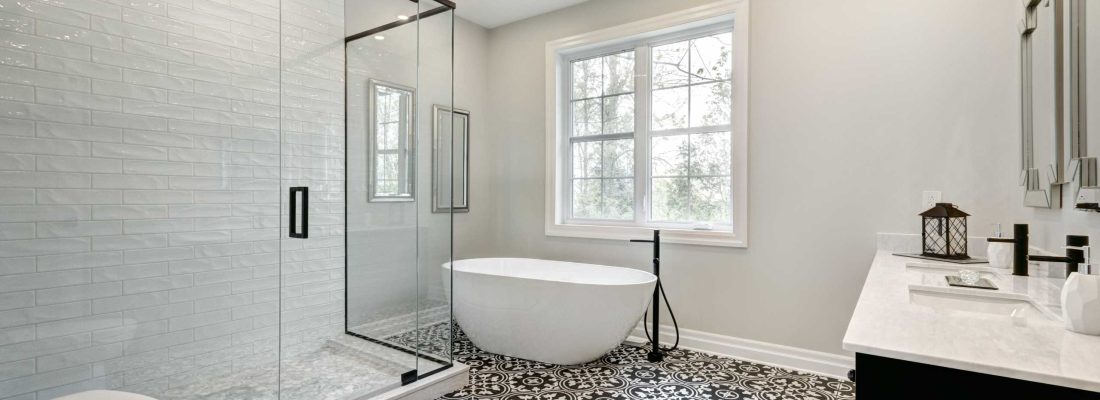 grande-salle-de-bain-douche-en-verre-accent-plomberie-noir